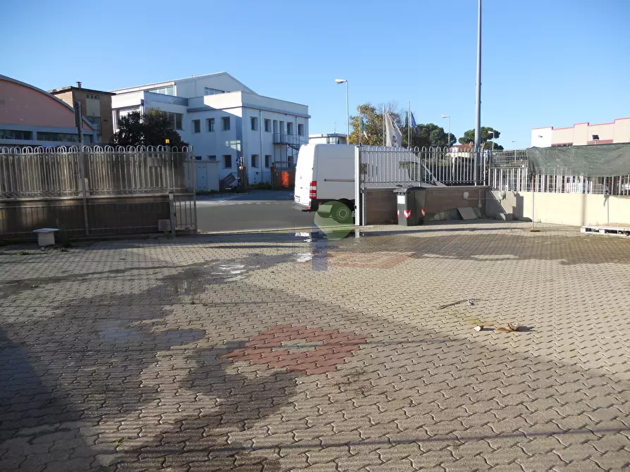 Immagine 1 di Attività artigianale in vendita  in Via Leopardi 11 a Livorno