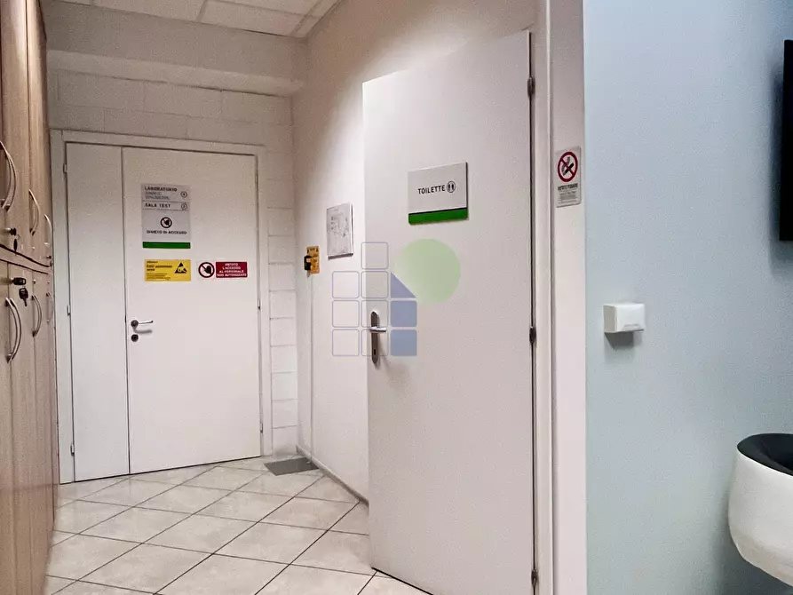 Immagine 11 di Attività artigianale in affitto  in Via  Cimarosa 55 a Livorno