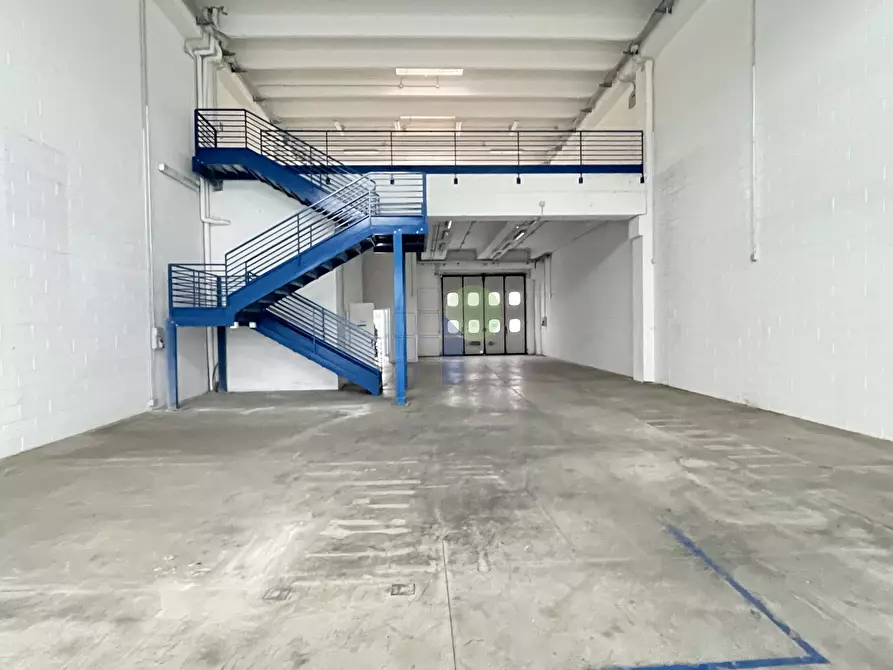 Immagine 1 di Attività artigianale in vendita  in Via Cimarosa 111 a Livorno