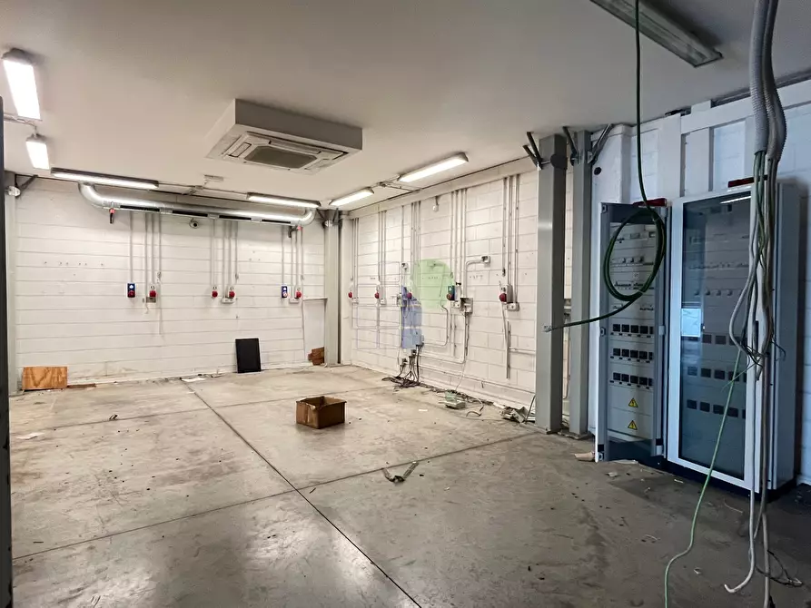 Immagine 27 di Attività artigianale in affitto  in Via  Cimarosa 55 a Livorno