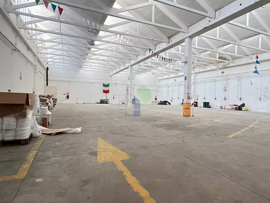 Immagine 1 di Attività artigianale in vendita  in Via Grotta delle Fate 89 a Livorno