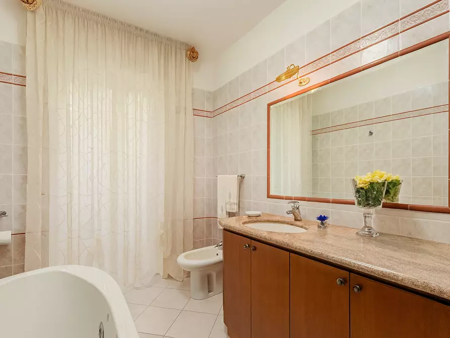 Immagine 14 di Trilocale in vendita  in Via Monte Nero 1 a Arona