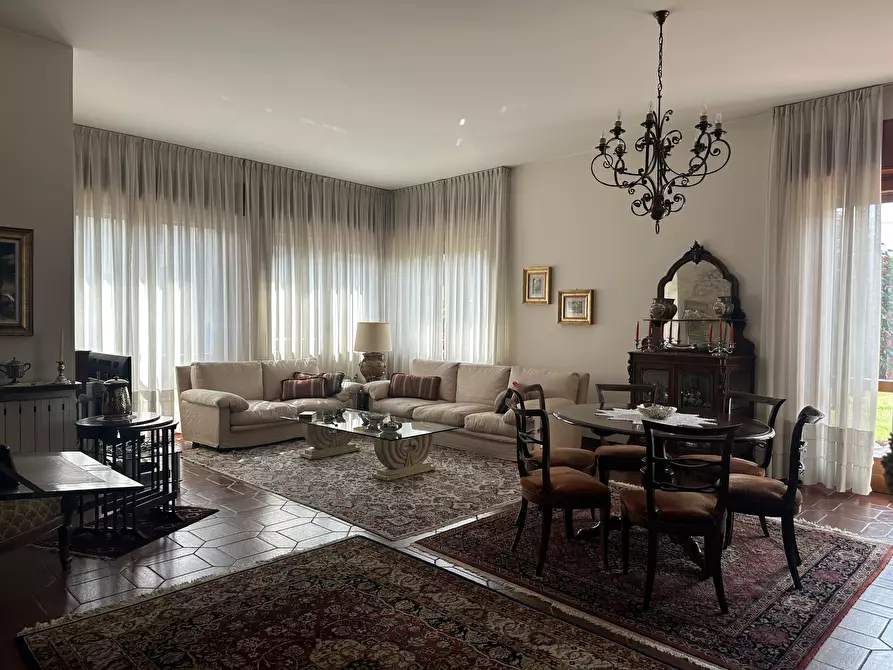 Immagine 3 di Villa in vendita  in Via Varallo Pombia 2 a Castelletto Sopra Ticino