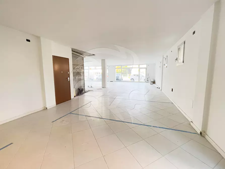 Immagine 9 di Locale commerciale in vendita  in Viale Cinque Martiri 12 a Mirandola