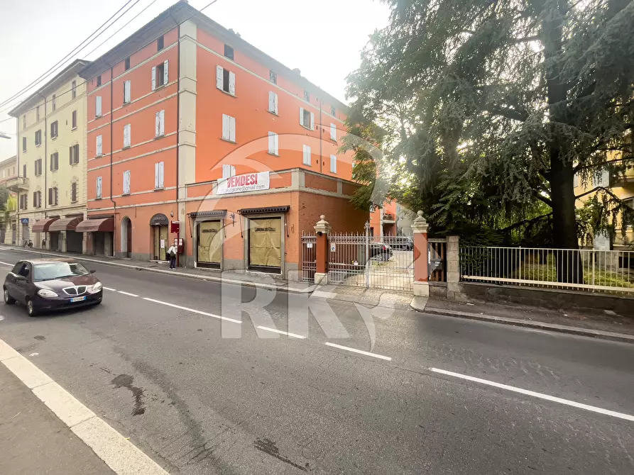 Immagine 1 di Locale commerciale in vendita  in via Castiglione a Bologna