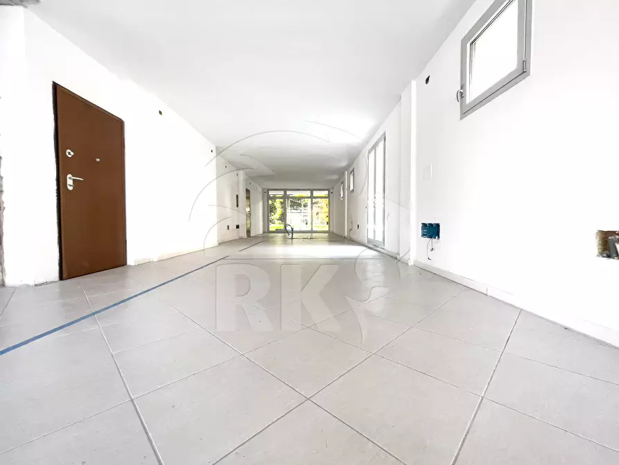 Immagine 12 di Locale commerciale in vendita  in Viale Cinque Martiri 12 a Mirandola