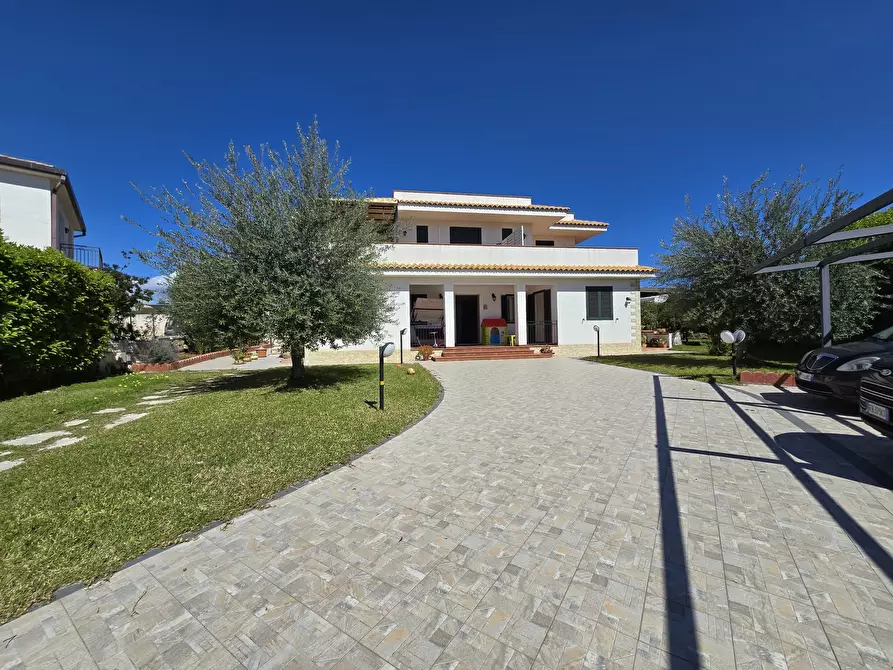 Immagine 1 di Villa in vendita  in lido di noto a Noto
