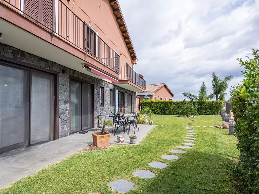 Immagine 3 di Villa in vendita  in Via Vincenzo Bellini 163 a Piedimonte Etneo