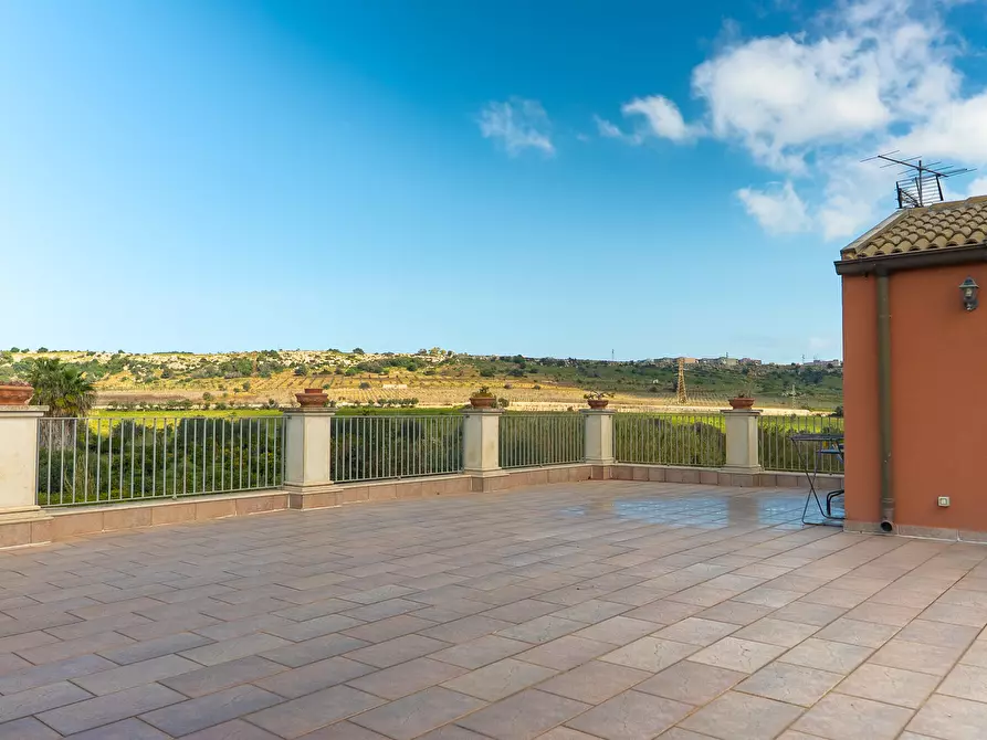 Immagine 27 di Villa in vendita  in Via Priamo 10 a Siracusa