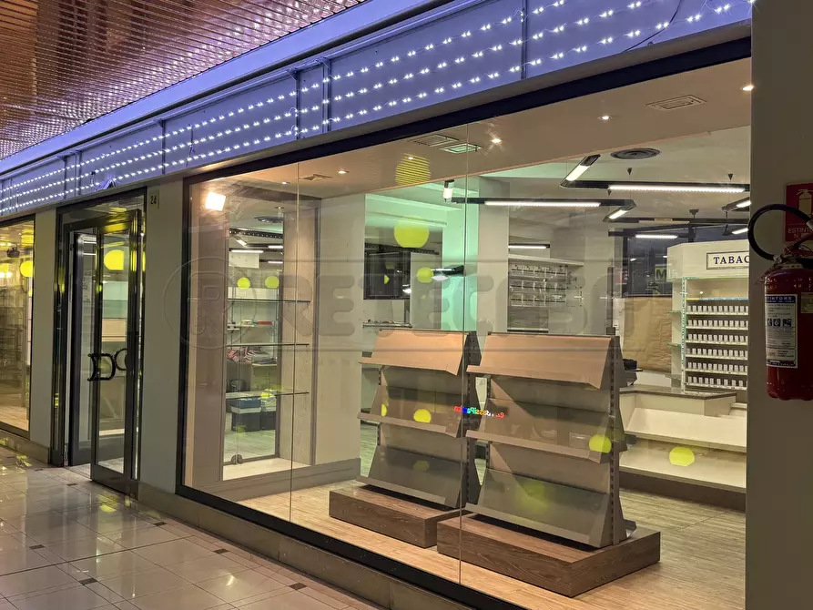 Immagine 17 di Locale commerciale in vendita  a Venezia