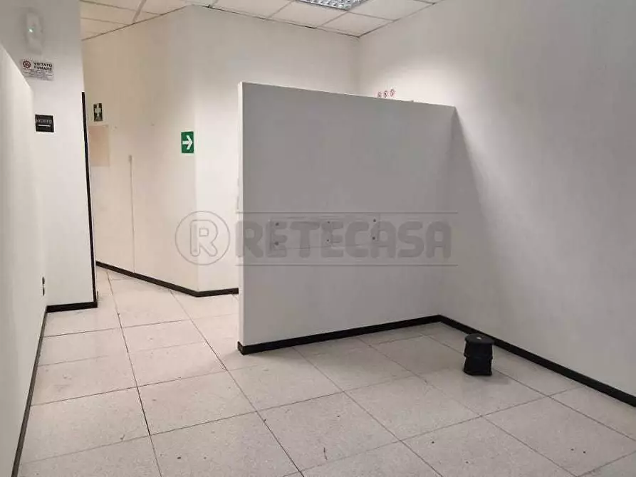 Immagine 7 di Locale commerciale in vendita  a Mercato San Severino