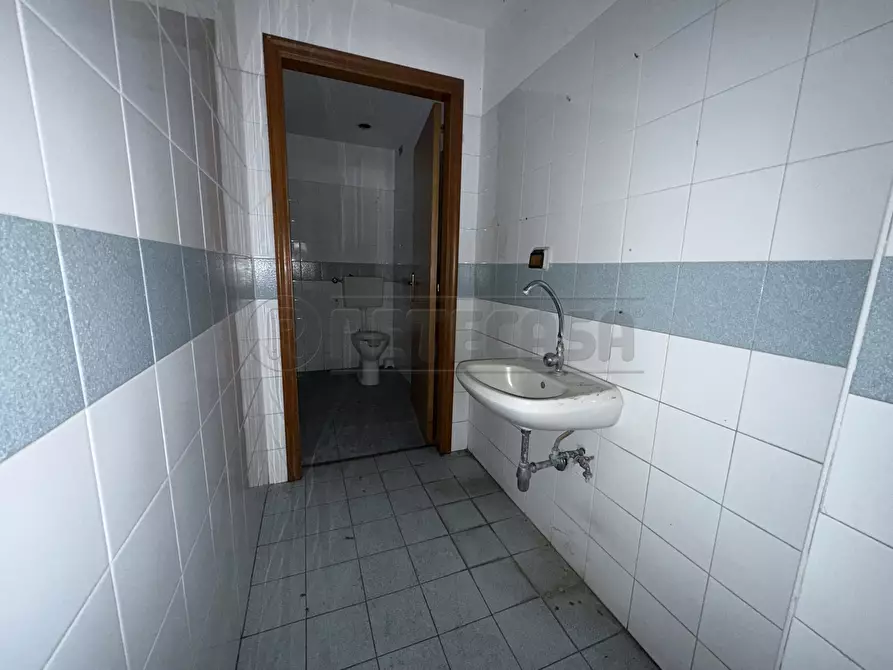 Immagine 11 di Locale commerciale in affitto  in Via Ugo Bassi 107 a Messina