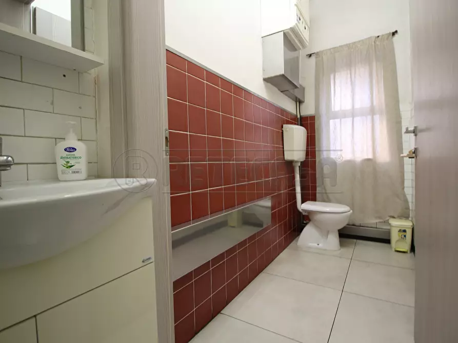 Immagine 7 di Locale commerciale in vendita  a Montecchio Maggiore