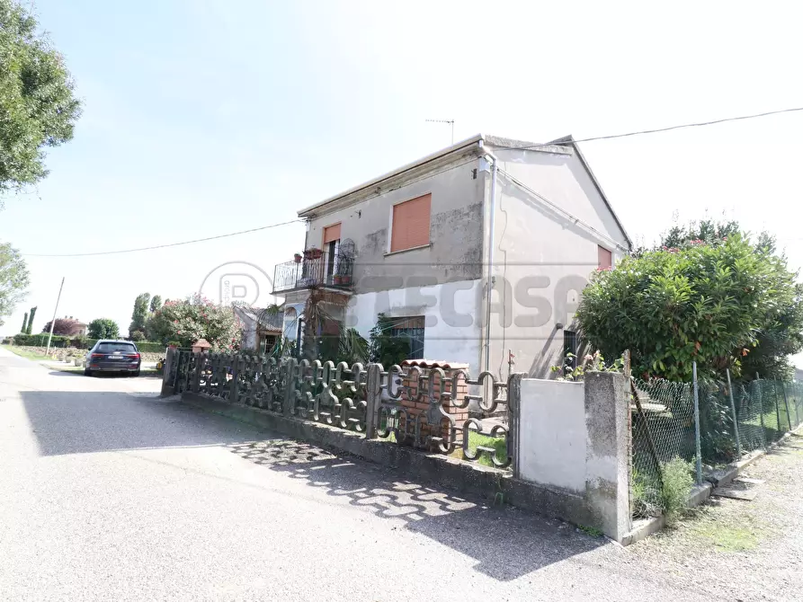 Immagine 1 di Villa in vendita  in Via Comunale 202 a Bondeno