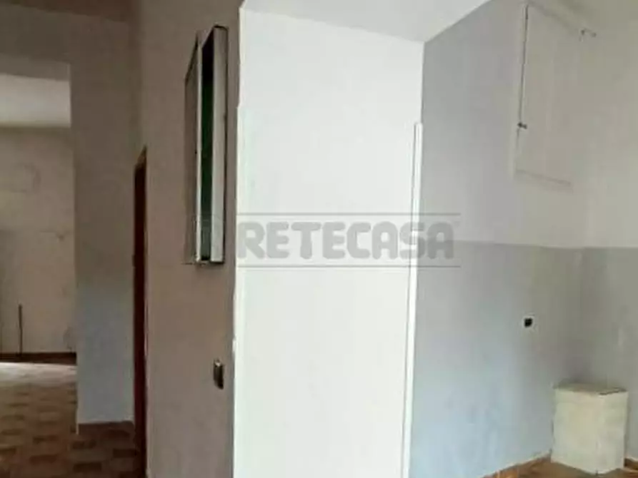 Immagine 12 di Locale commerciale in affitto  a Marcianise