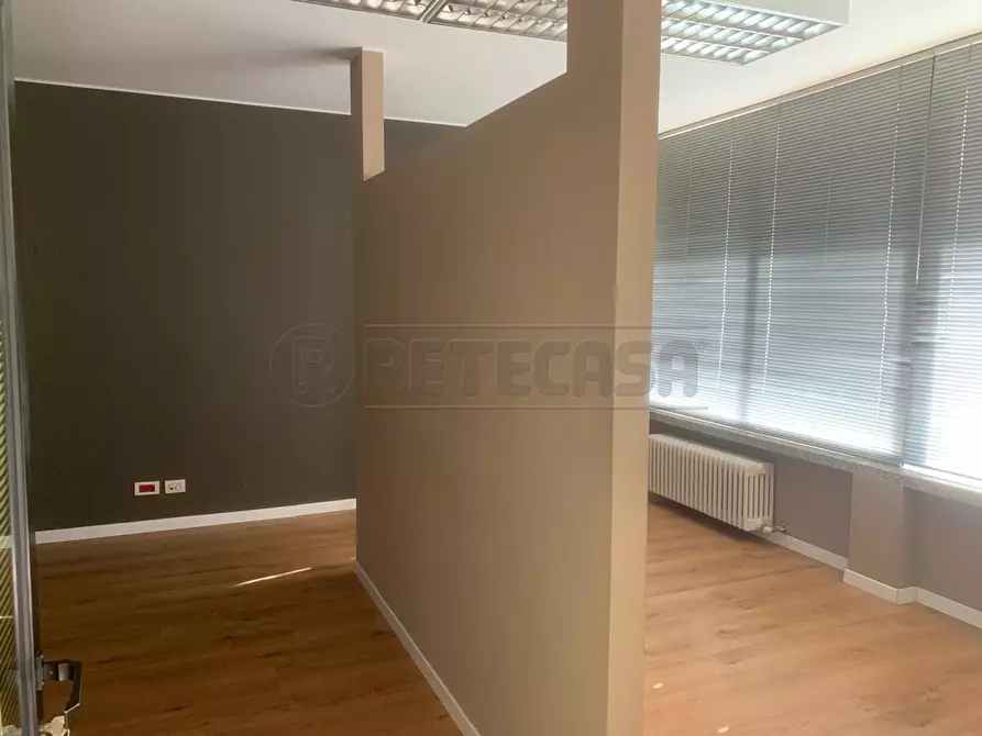 Immagine 23 di Ufficio in vendita  a Seriate
