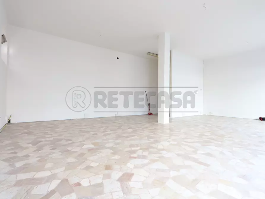 Immagine 4 di Locale commerciale in affitto  in Via Vincenzo Gonzati 2 a Vicenza