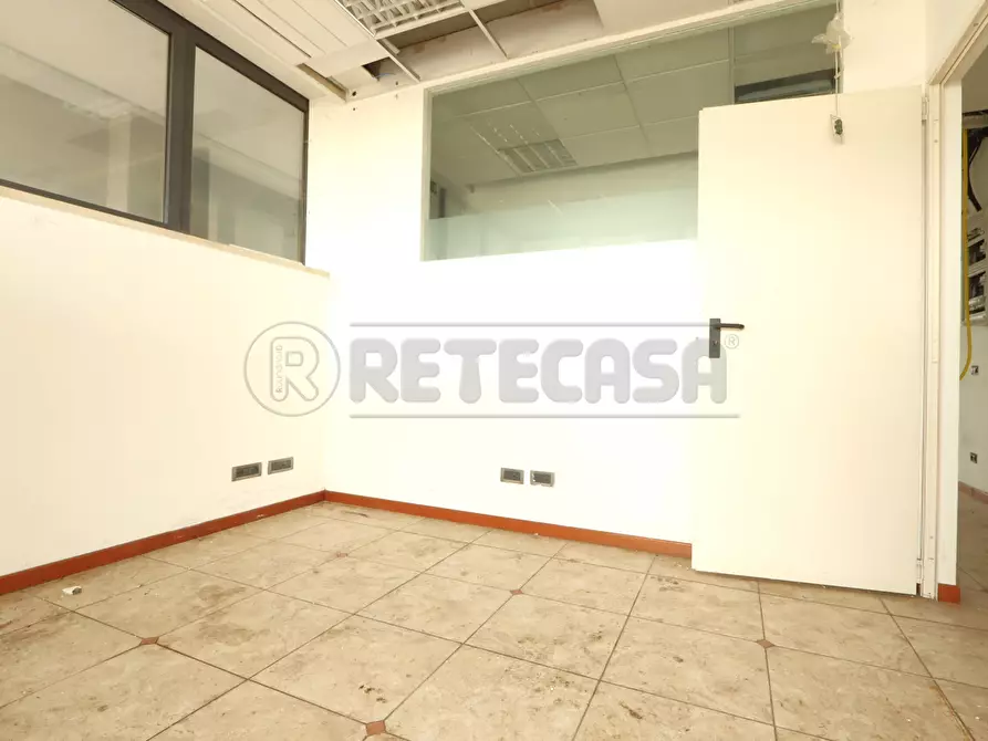 Immagine 15 di Locale commerciale in affitto  in via dal ponte 228 a Torri Di Quartesolo