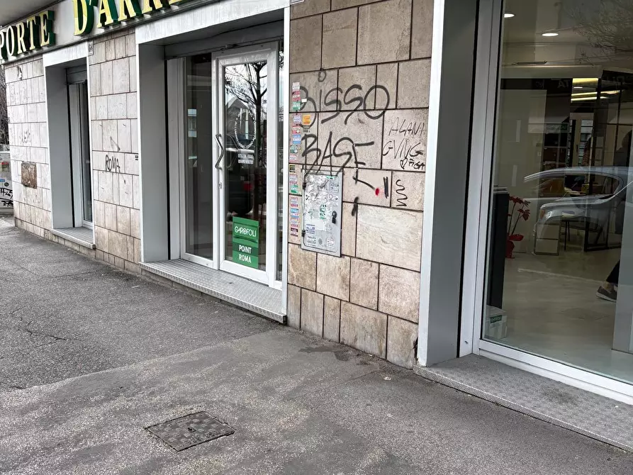Immagine 34 di Locale commerciale in vendita  in Via Albano 62 a Roma