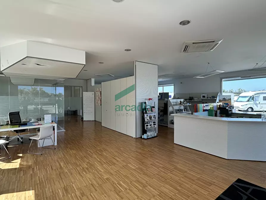 Immagine 5 di Locale commerciale in vendita  in Via Giovanni Gentile 79bis a Bari