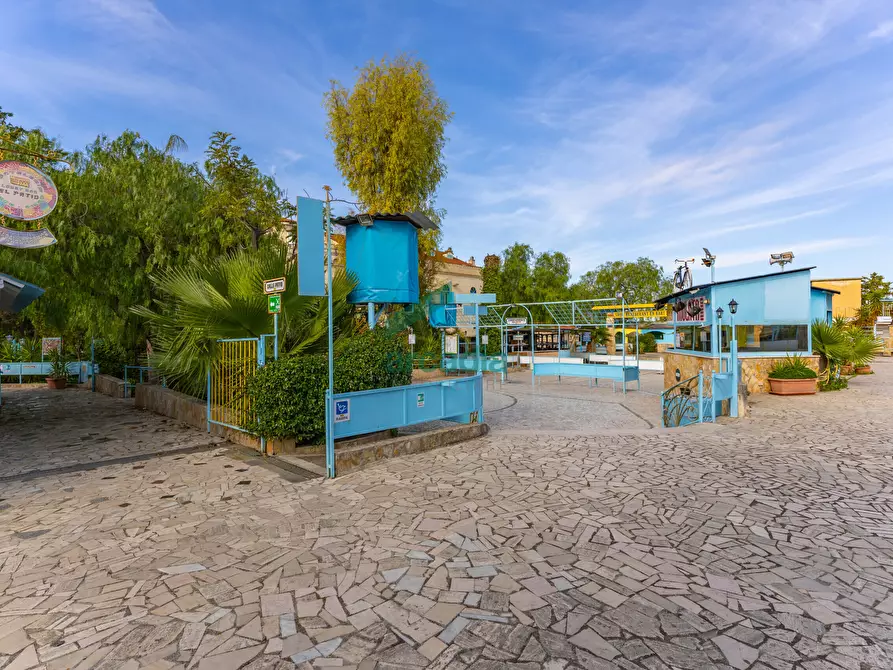 Immagine 36 di Locale commerciale in vendita  in Strada la Grava 16 a Bari