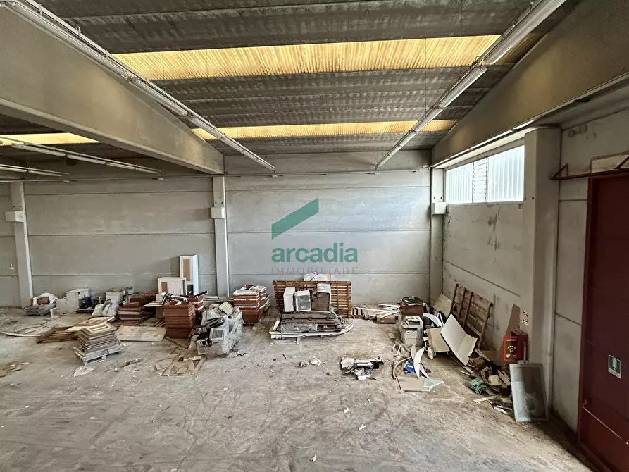 Immagine 7 di Attività artigianale in vendita  in Viale Donato De Leonardis 22 a Bari
