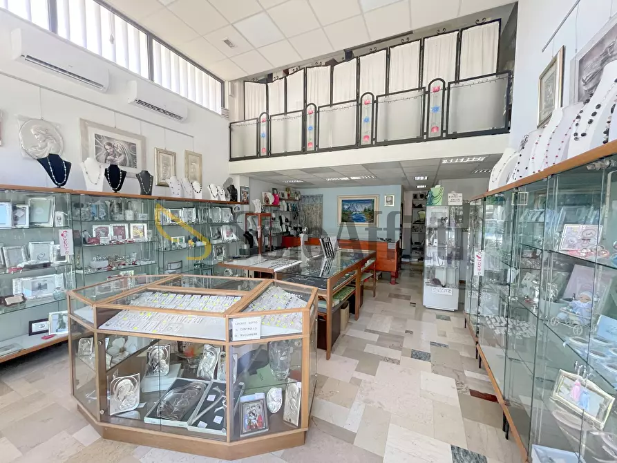 Immagine 2 di Locale commerciale in affitto  a Osimo