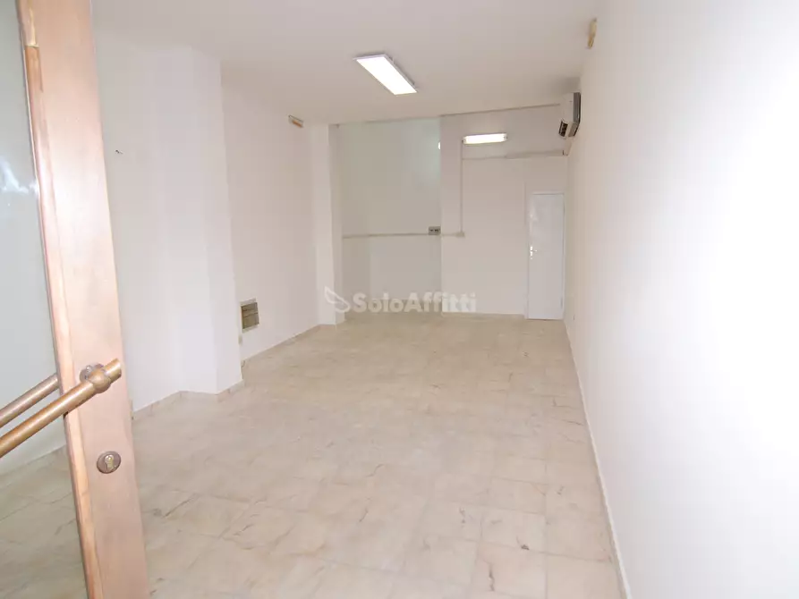 Immagine 3 di Locale commerciale in affitto  a Livorno