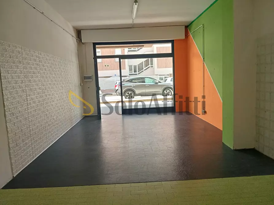 Immagine 1 di Locale commerciale in affitto  a Falconara Marittima