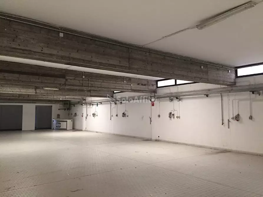 Immagine 14 di Locale commerciale in affitto  in Strada Cambiano 220 a Chieri