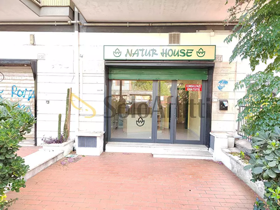 Immagine 15 di Locale commerciale in affitto  in Via della Pisana a Roma