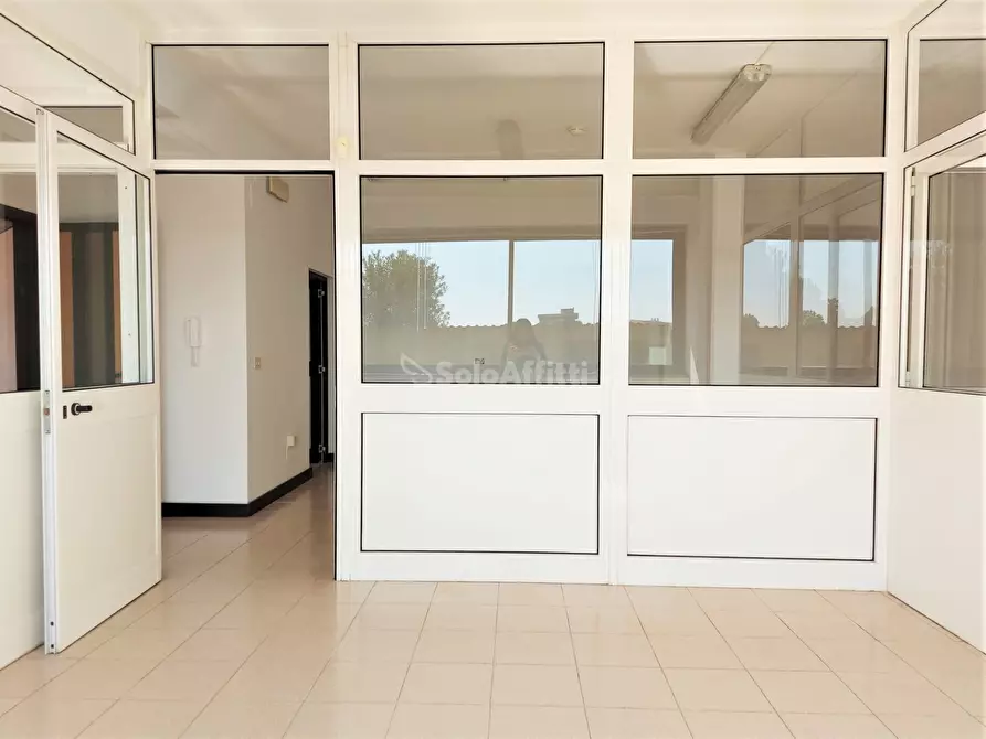 Immagine 19 di Ufficio in affitto  in Via Ivo Oliveti a Fiumicino