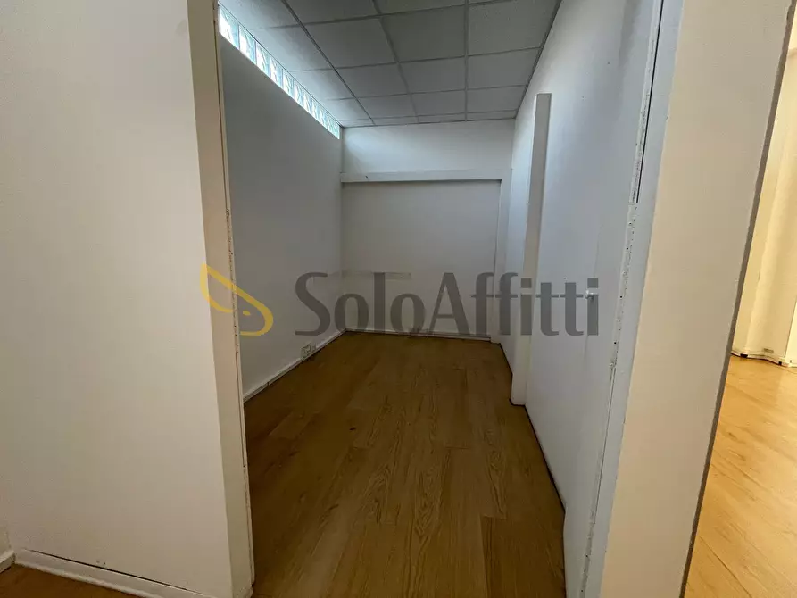 Immagine 15 di Locale commerciale in affitto  a Frosinone