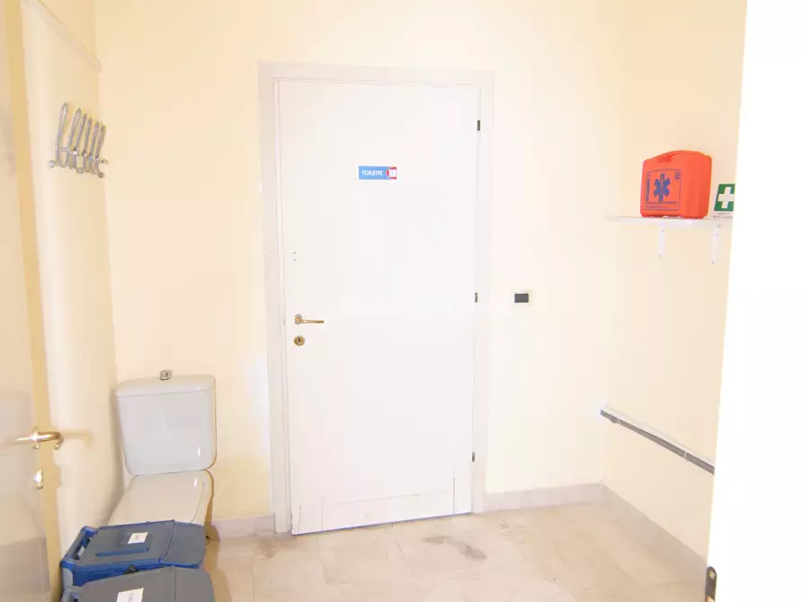 Immagine 10 di Ufficio in affitto  a Livorno