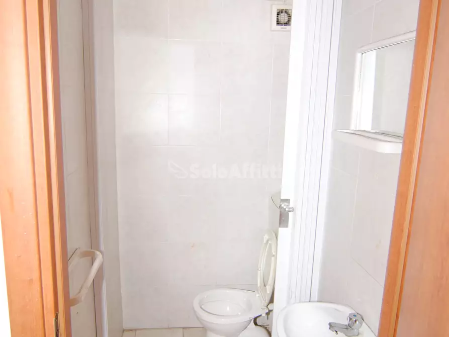 Immagine 6 di Locale commerciale in affitto  a Livorno