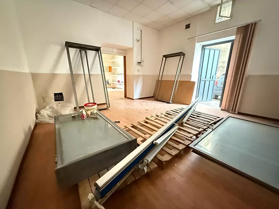 Immagine 12 di Locale commerciale in affitto  in Via Giulio Antonio Acquaviva 226 a Caserta