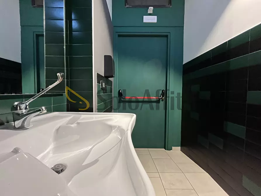 Immagine 10 di Locale commerciale in affitto  a Catanzaro