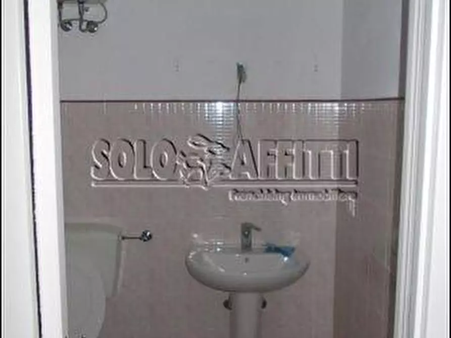 Immagine 10 di Ufficio in affitto  a Livorno