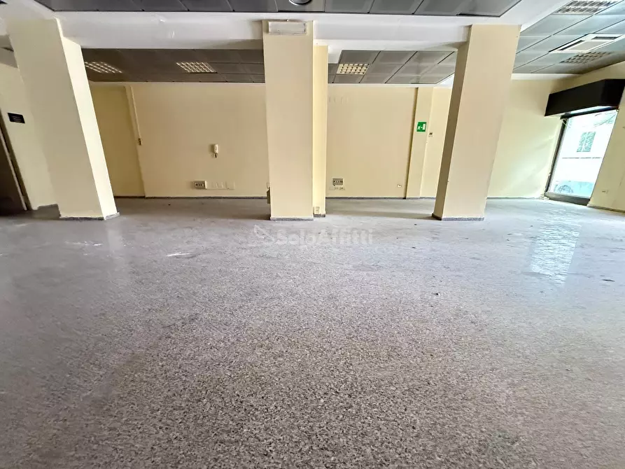 Immagine 12 di Locale commerciale in affitto  in Via Giulio Antonio Acquaviva 36a a Caserta