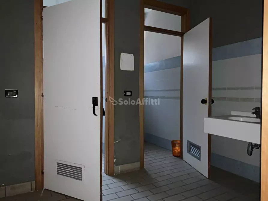 Immagine 10 di Ufficio in affitto  a Catanzaro