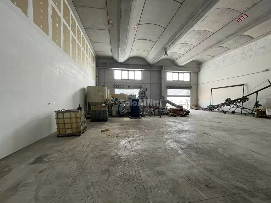 Immagine 3 di Capannone industriale in affitto  a Maddaloni