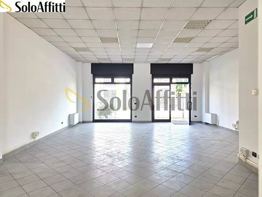 Immagine 1 di Locale commerciale in affitto  in Piazzale Colonnello Ubaldo Panceri 1 a Varedo