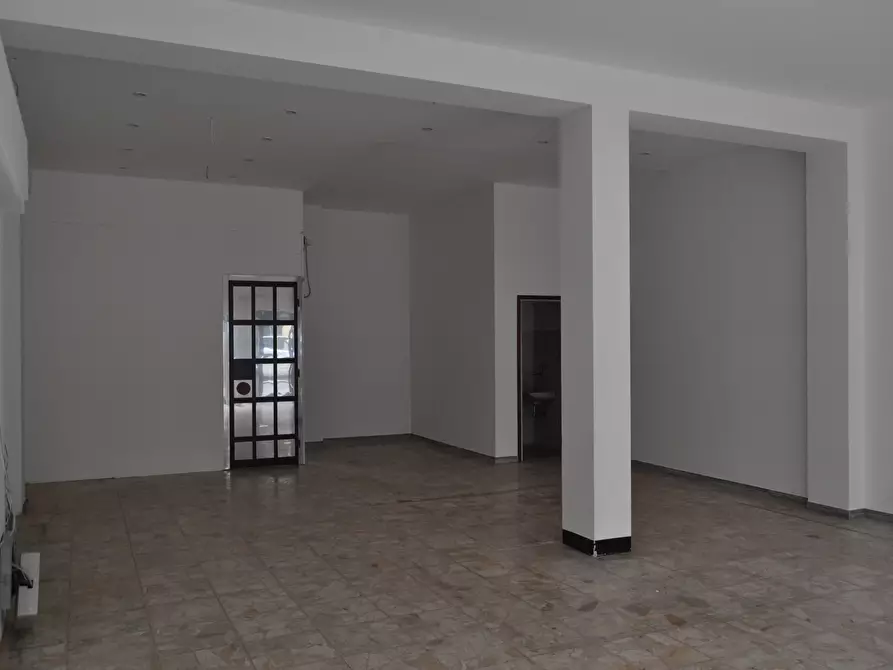 Immagine 8 di Locale commerciale in vendita  in via spezia 49 a Collecchio