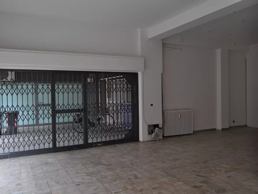 Immagine 6 di Locale commerciale in affitto  in via spezia 49 a Collecchio