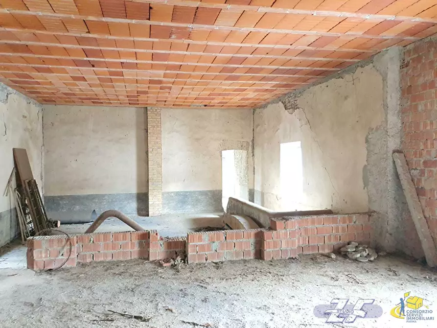 Immagine 10 di Porzione di casa in vendita  a Langhirano