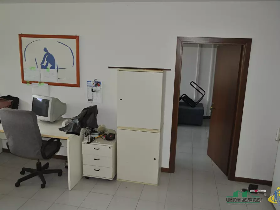 Immagine 13 di Locale commerciale in vendita  in Piazza Caduti di Superga a Parma
