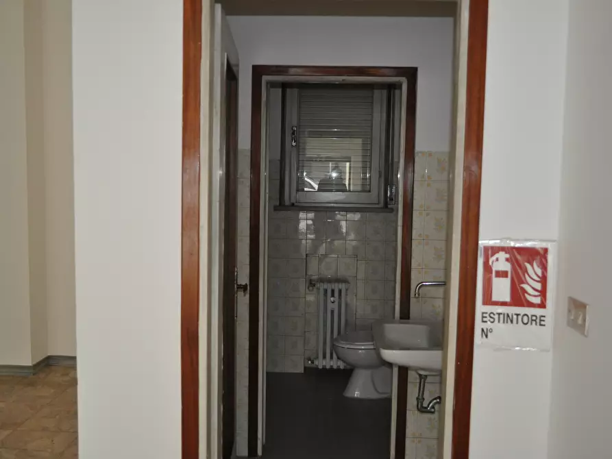 Immagine 15 di Locale commerciale in vendita  in via spezia 49 a Collecchio