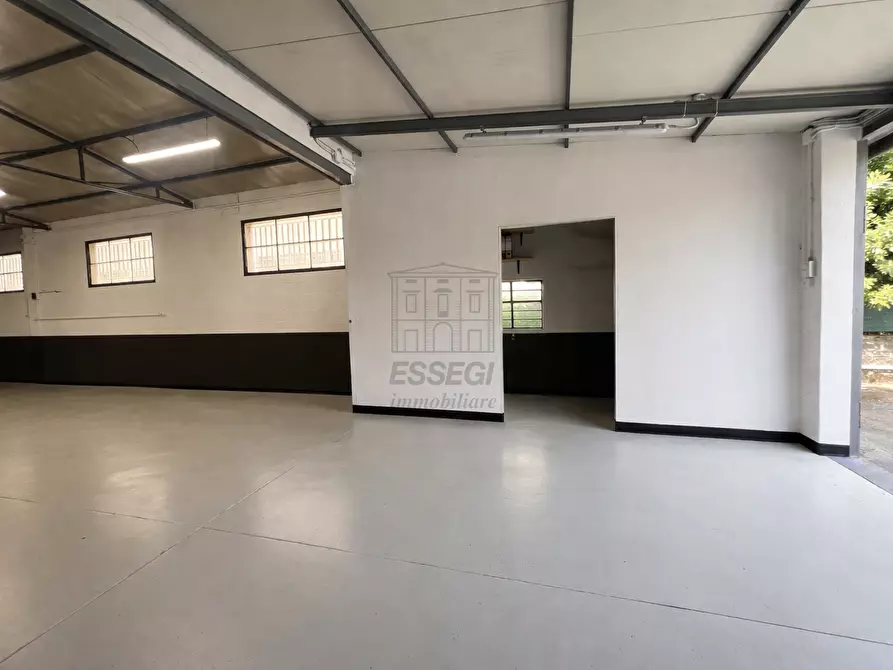 Immagine 1 di Attività artigianale in affitto  in Via Nuova di Guamo 144 a Capannori