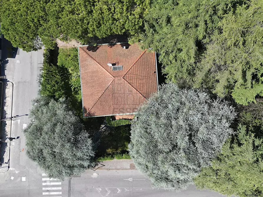 Immagine 43 di Villa in vendita  in Via Castruccio Buonamici a Lucca