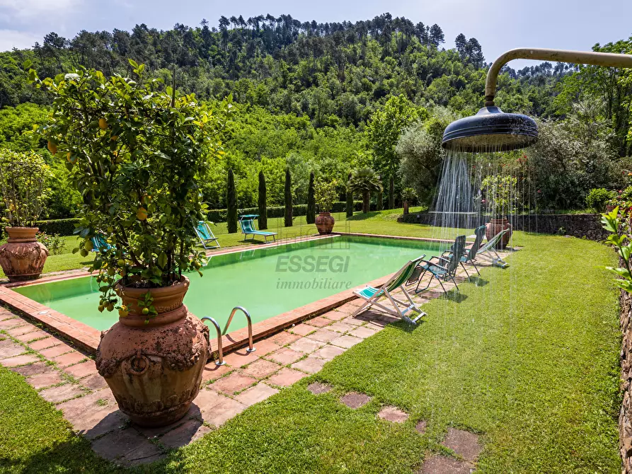 Immagine 4 di Villa in vendita  in via del maccennere a Lucca